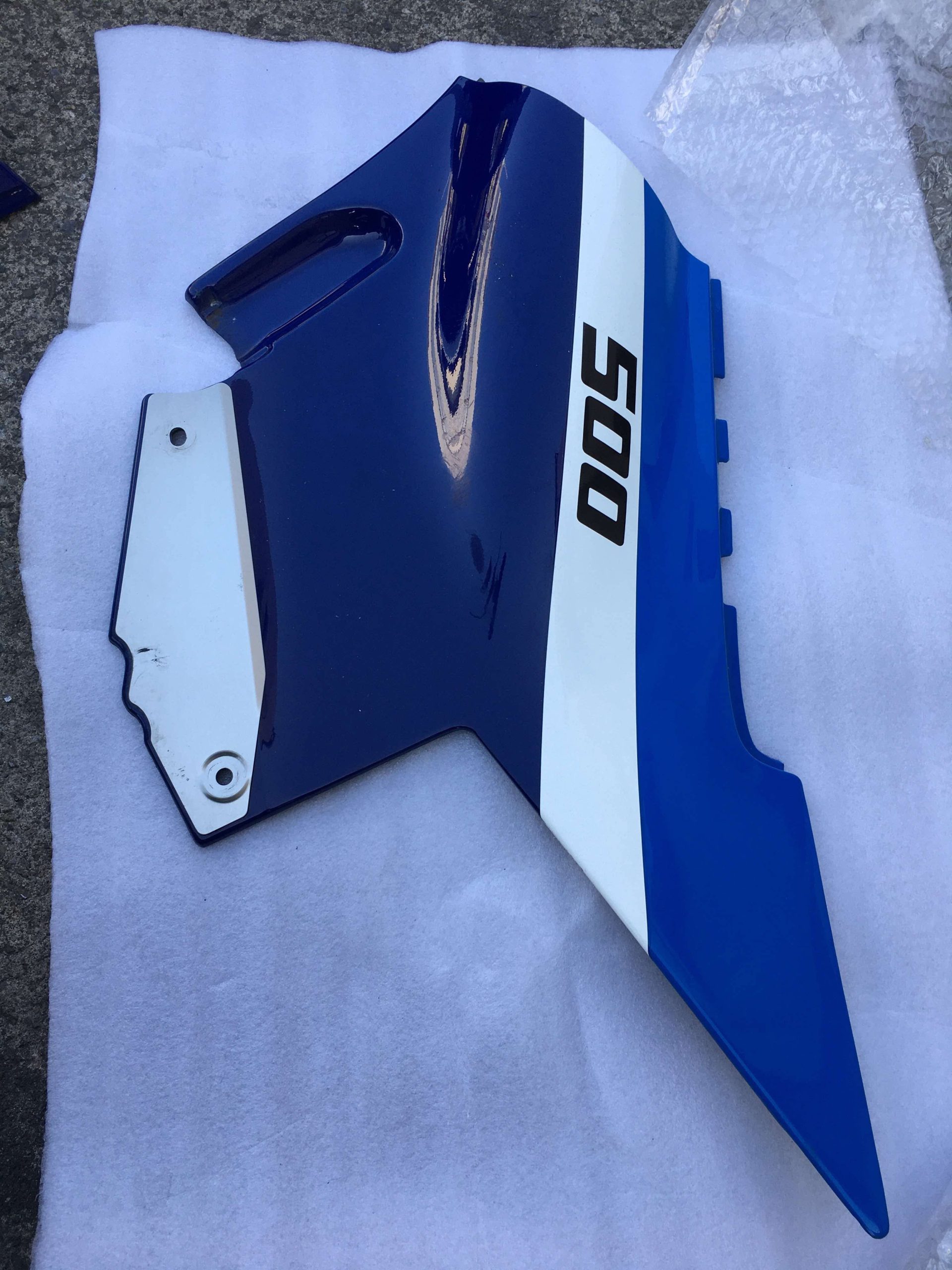 1985 Suzuki RG500 OEM Full Body Fairing Set – Complete Original Panels – Excellent Condition - Image 10