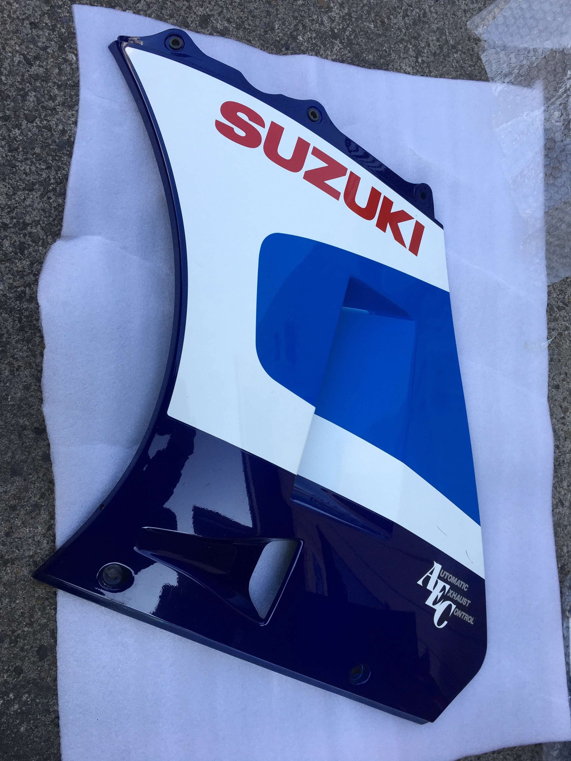 1985 Suzuki RG500 OEM Full Body Fairing Set – Complete Original Panels – Excellent Condition - Image 7