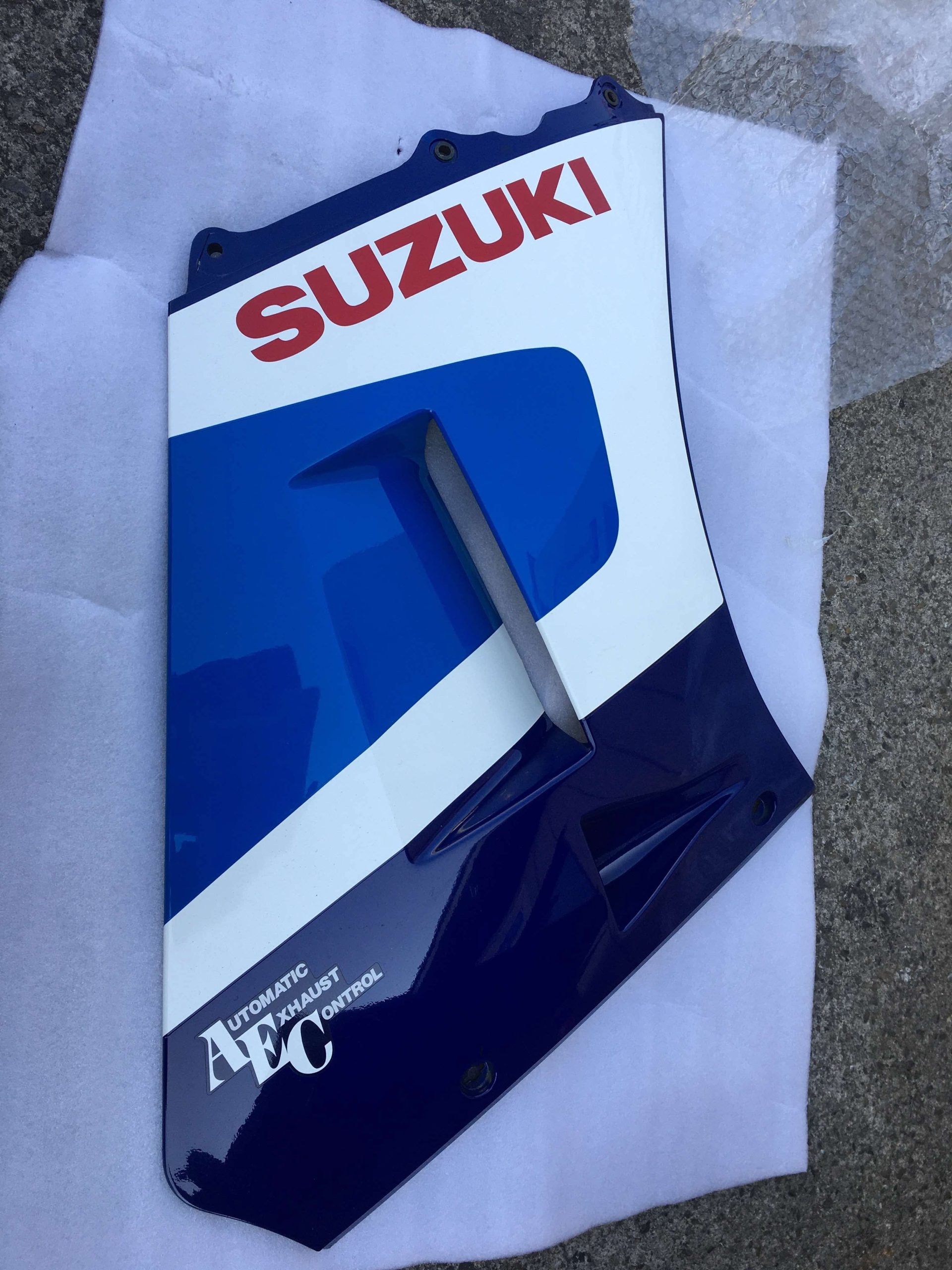 1985 Suzuki RG500 OEM Full Body Fairing Set – Complete Original Panels – Excellent Condition - Image 27