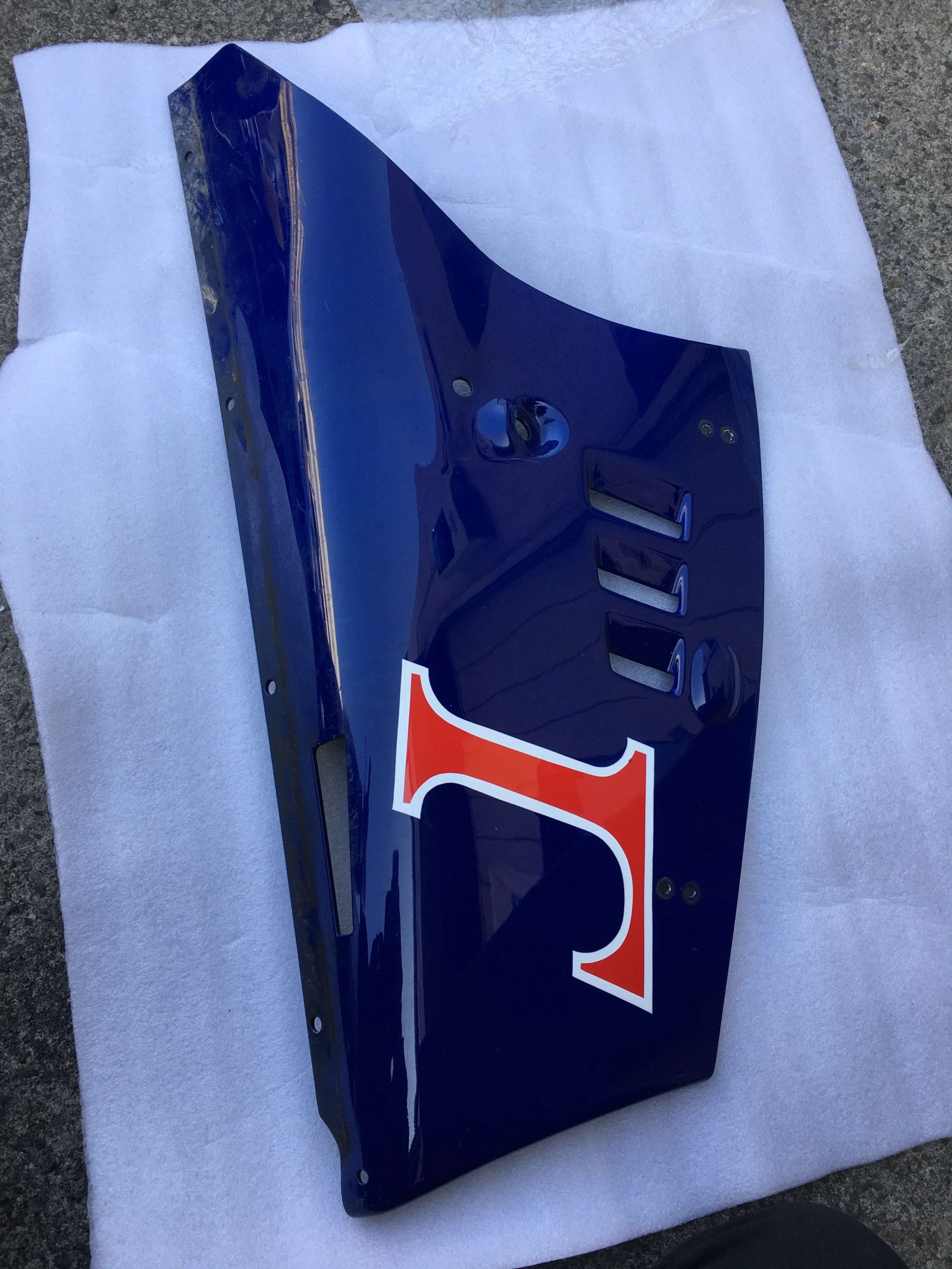 1985 Suzuki RG500 OEM Full Body Fairing Set – Complete Original Panels – Excellent Condition - Image 16