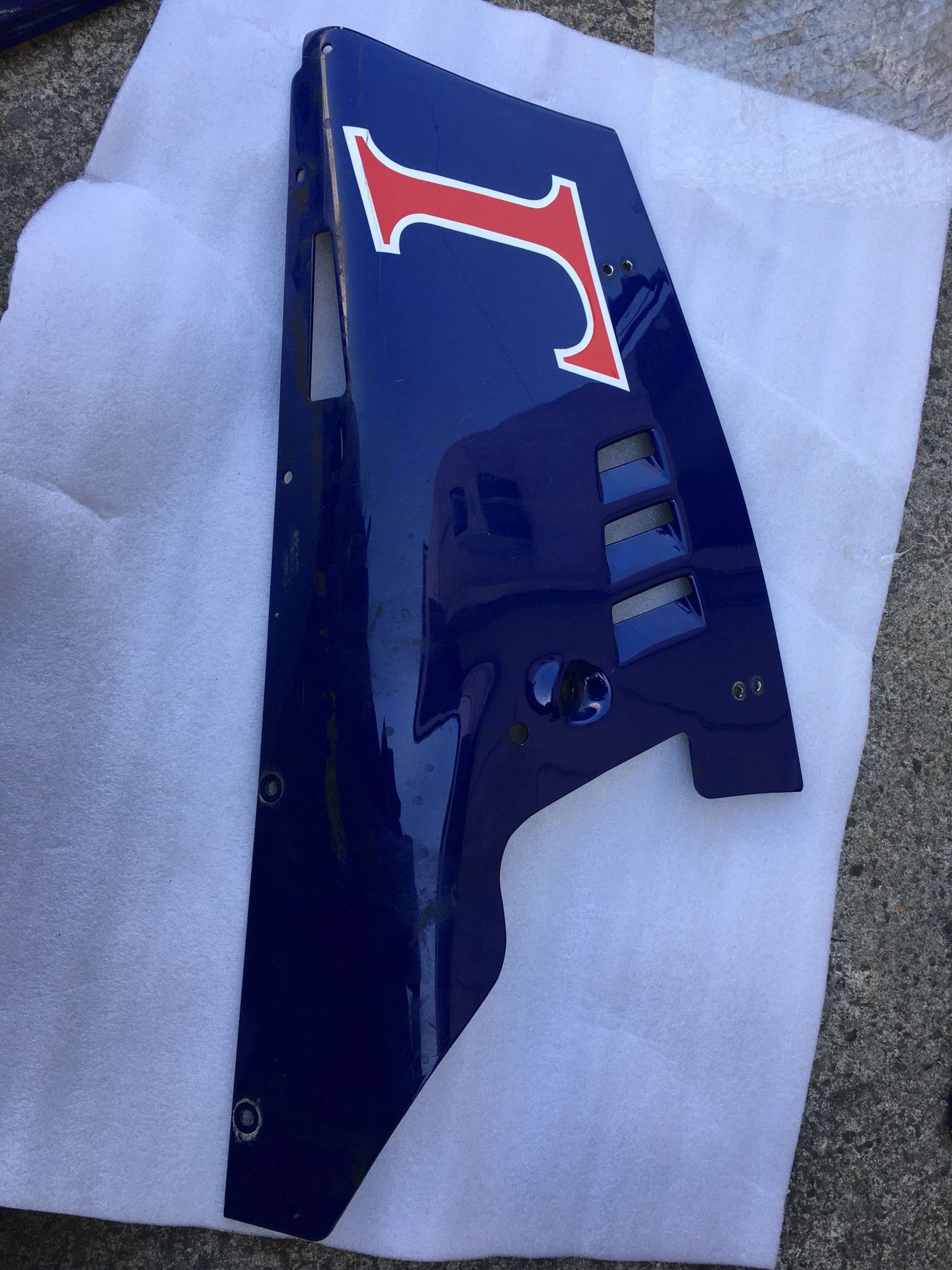1985 Suzuki RG500 OEM Full Body Fairing Set – Complete Original Panels – Excellent Condition - Image 20