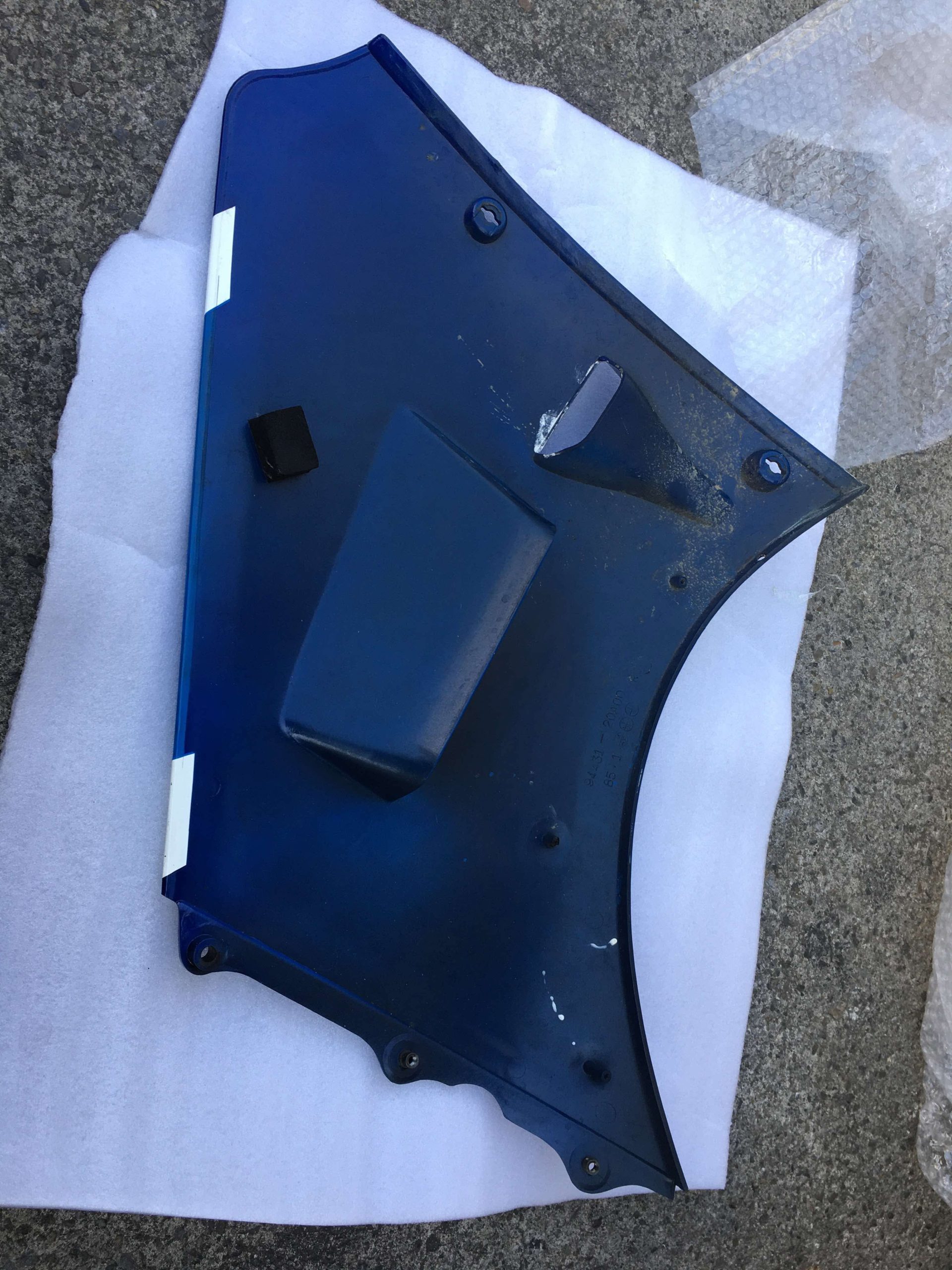 1985 Suzuki RG500 OEM Full Body Fairing Set – Complete Original Panels – Excellent Condition - Image 22