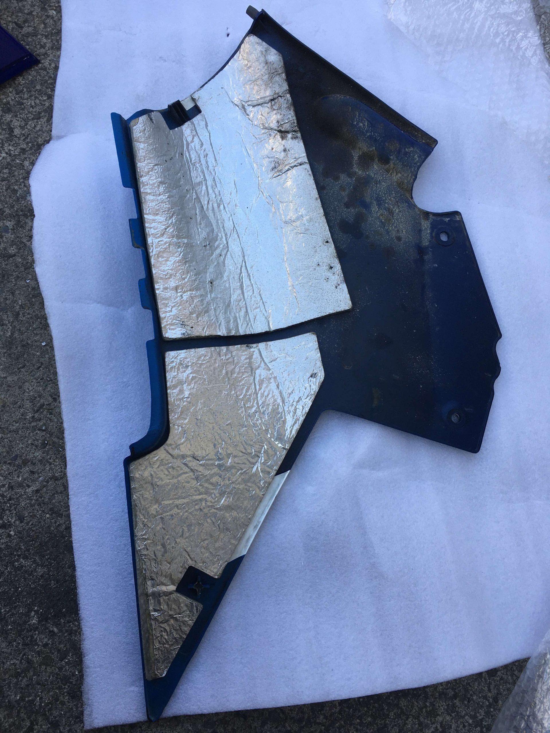 1985 Suzuki RG500 OEM Full Body Fairing Set – Complete Original Panels – Excellent Condition - Image 24